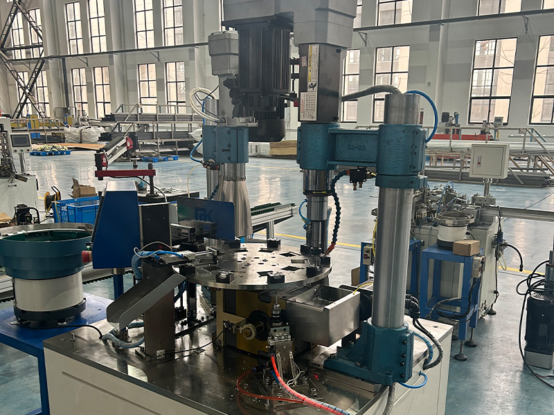 Solcellemutter automatisert boring, tappemaskin